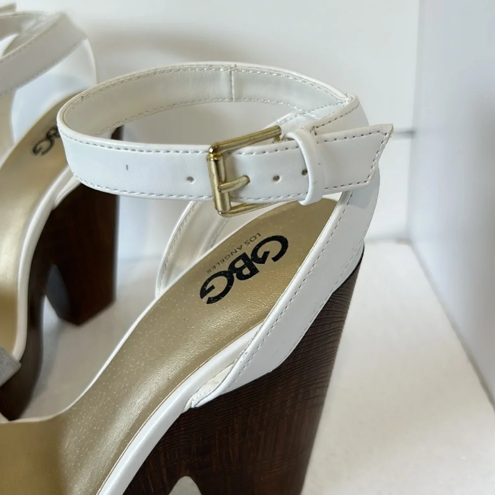 GBG Los Angeles Selah White Logo Platform Block Heel Sandals Size 9 NWOT